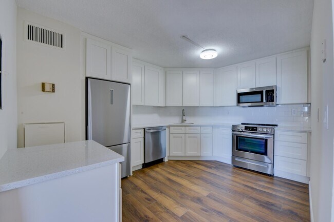 Building Photo - 1332 Harmon Cove Tower