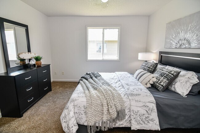 Building Photo - 3 Bedroom, Single-story Townhomes for rent in Marshalltown, IA