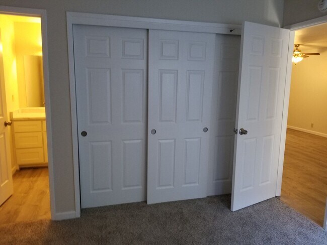 Building Photo - Centrally Located Condo in Nice Complex