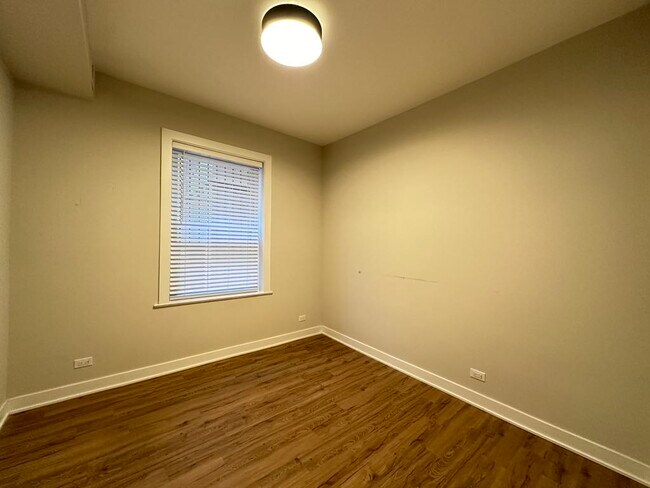 Building Photo - 661 W Wrightwood Ave