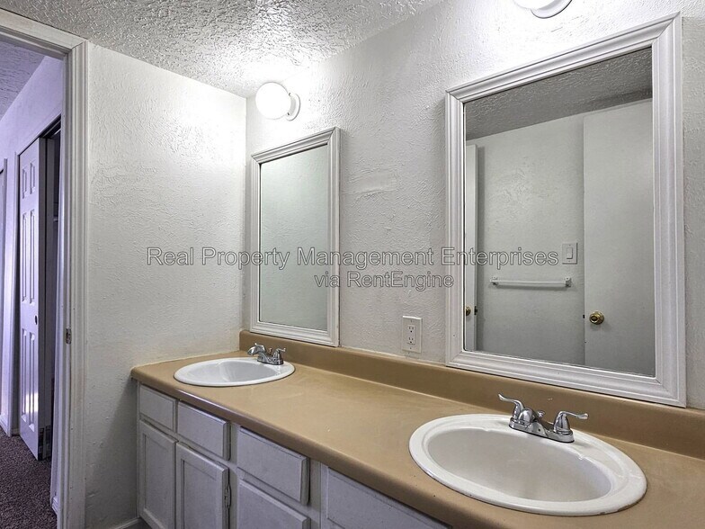 Building Photo - 1707 Beaumont Dr