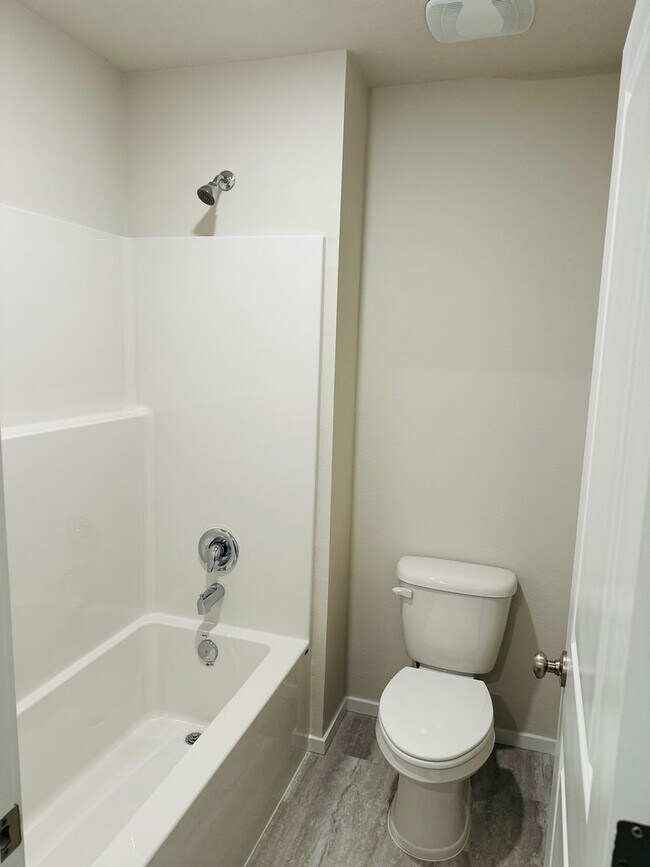 Building Photo - Beautiful Brand New 5 Bedroom Home!