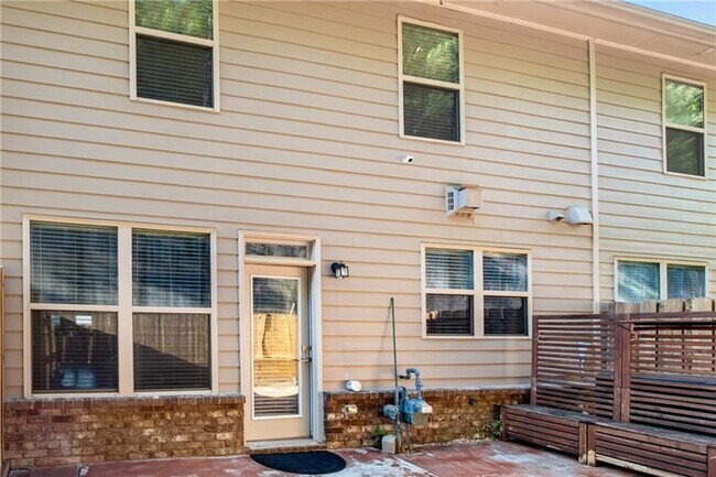 Building Photo - 2242 Knoxhill View