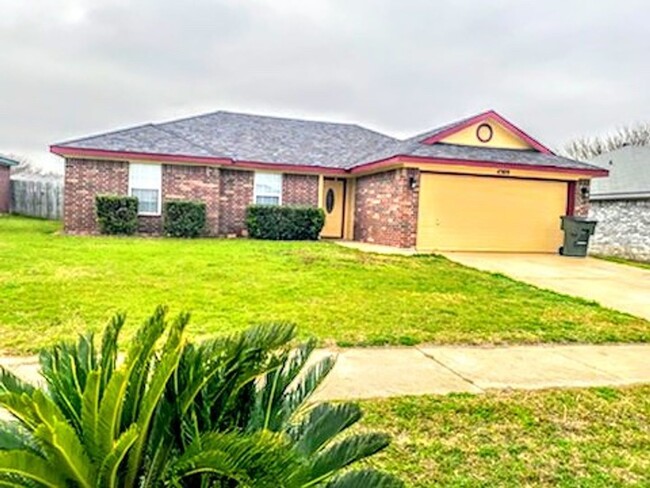 Primary Photo - Check out this ADORABLE 4 bed / 2 bath hom...