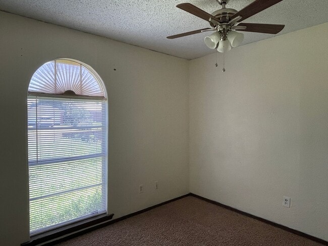 Building Photo - 4009 Eastridge Dr