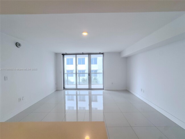 Building Photo - 9261 E Bay Harbor Dr