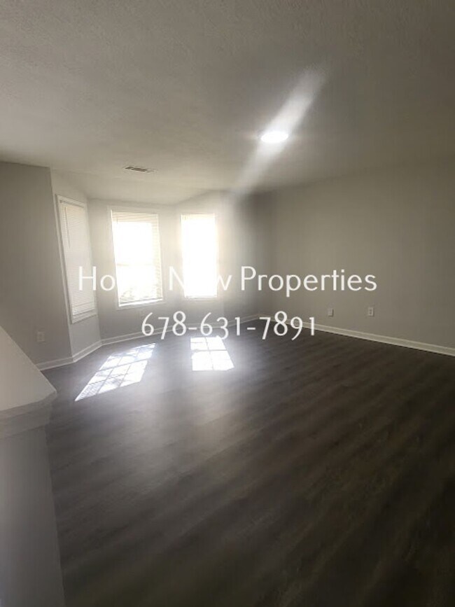 Building Photo - Spacious 4BR Home + Bonus Rooms in Mainstr...