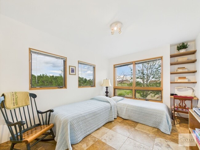 Building Photo - Stylish Home in Eldorado | Furnished or Un...