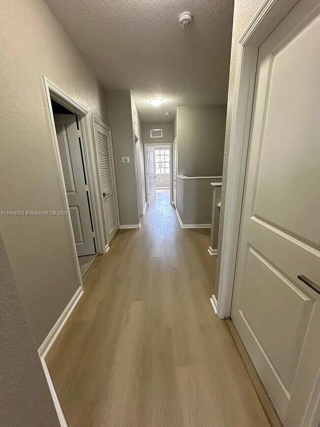 Building Photo - 1442 SE 23rd Terrace