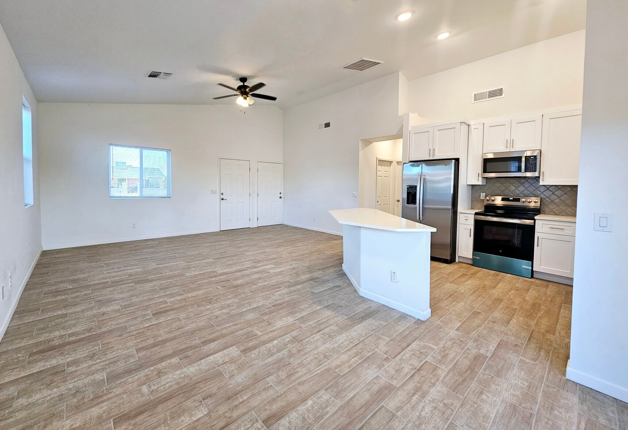 Building Photo - 1112 E 4th St