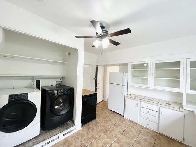 Building Photo - 925 Wilson Ave S