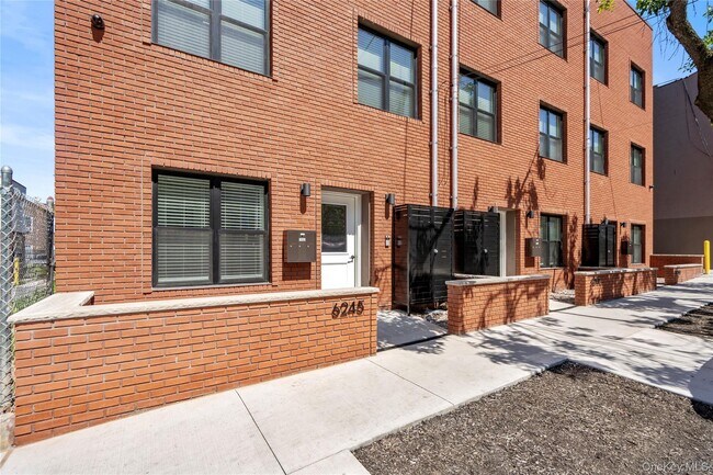 Building Photo - 62-45 60th Pl