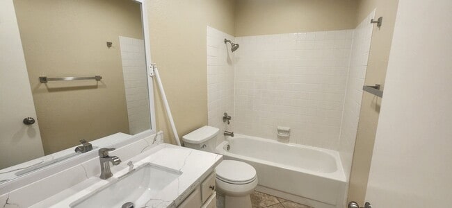 Building Photo - Updated 3 Bedroom 2 Bathroom Home in Pocke...