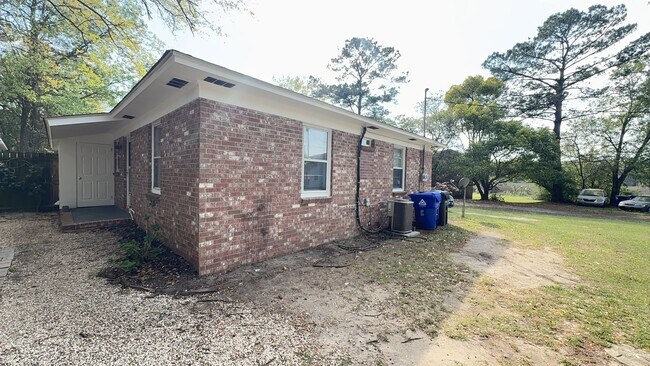 Building Photo - 2BR Duplex with Washer/Dryer + Fresh Updates + Lawn care included