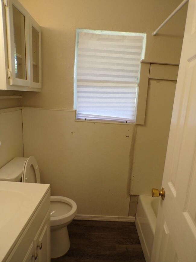 Building Photo - 2317 NW Bell Ave