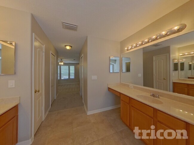 Building Photo - 9540 Baton Rouge Ln