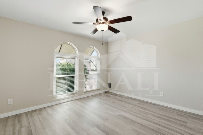 Building Photo - 10602 E Elmhurst Dr