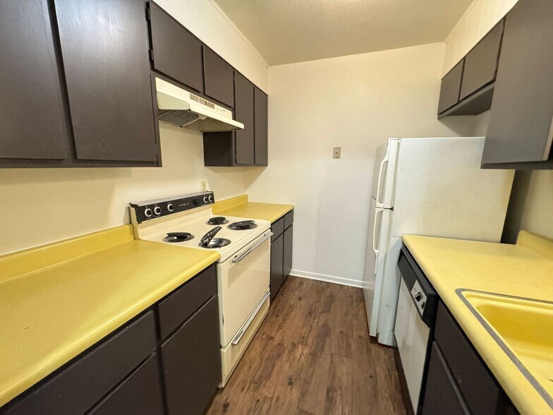 Building Photo - 4306 Lake Rd