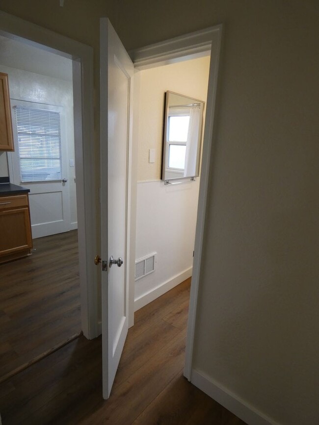 Building Photo - 330 E 6th St