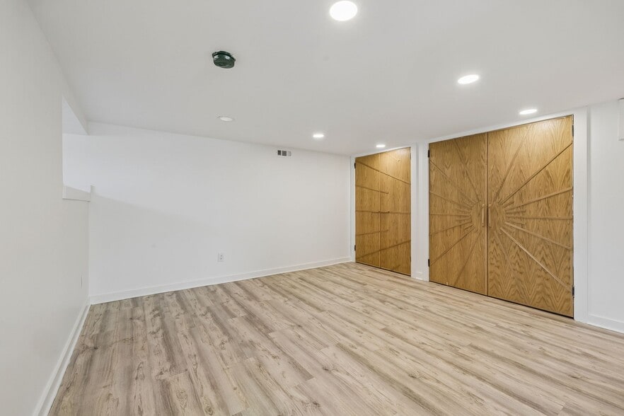 Building Photo - 902 Broadmoor Dr