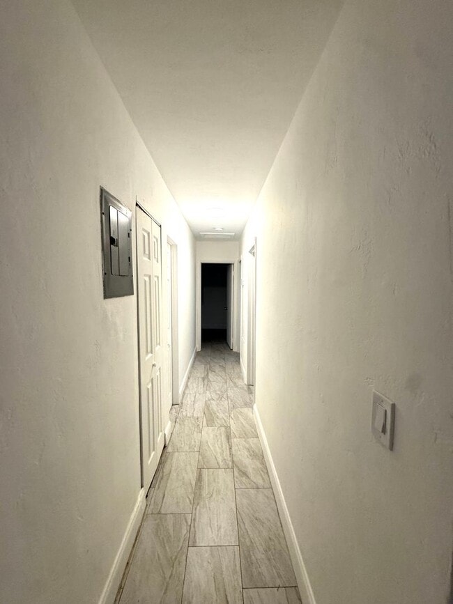 Building Photo - Updated 3-Bed/2-baths Home with Screened Porch & Lush Yard in Pompano Beach Highlands