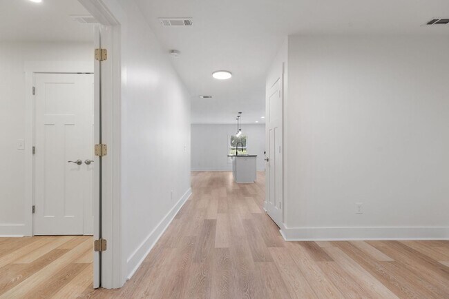 Building Photo - Four Bedroom Four Bath Home