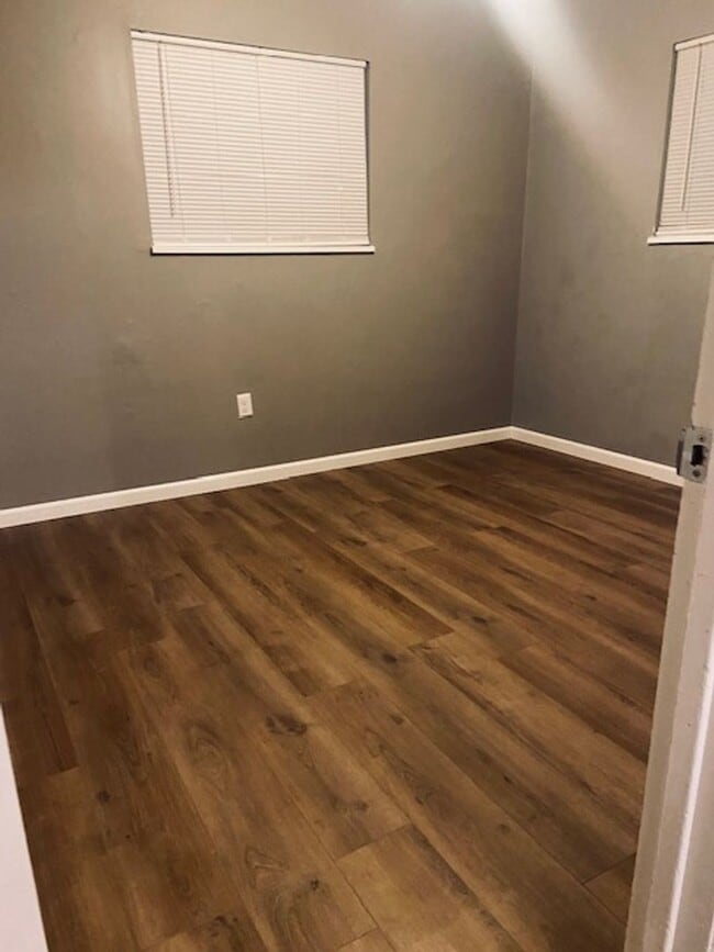 Building Photo - 3 Bedroom, 1 Bath House w/Attached Garage and Fenced Yard