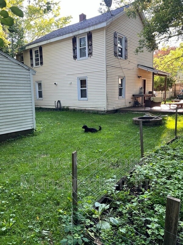 Building Photo - 285 1/2 Weaver Street