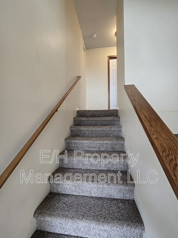 Building Photo - 4460 S Elizabeth Ave