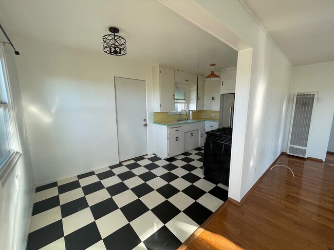 Building Photo - 302 Whaley St