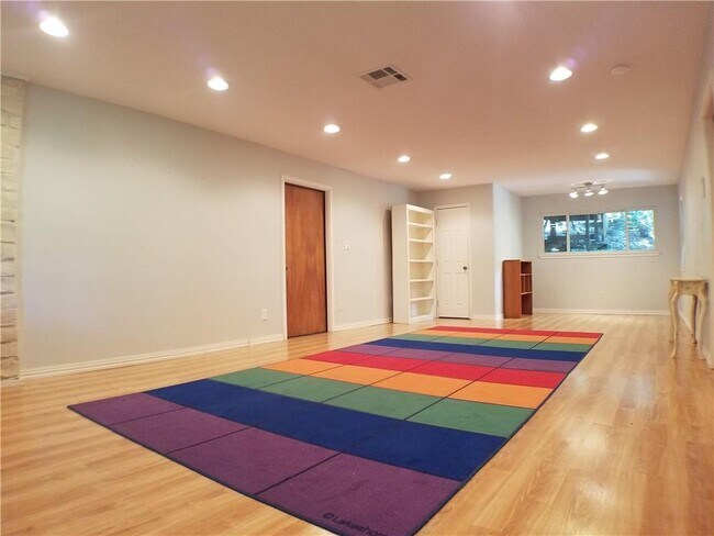Building Photo - 6201 Highland Hills Dr