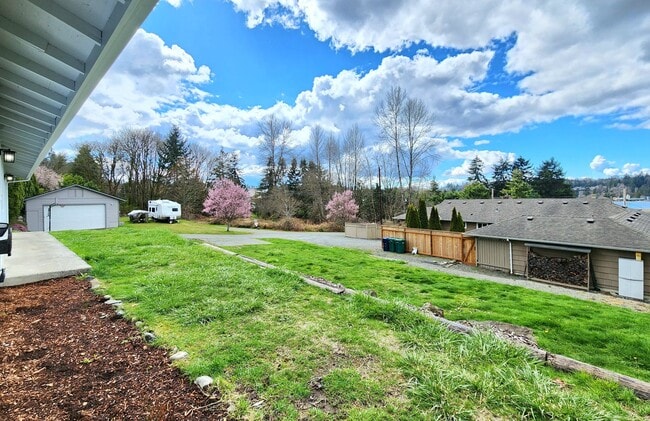 Building Photo - 3 Bedroom / 1 Bath Home in Lake Stevens with View