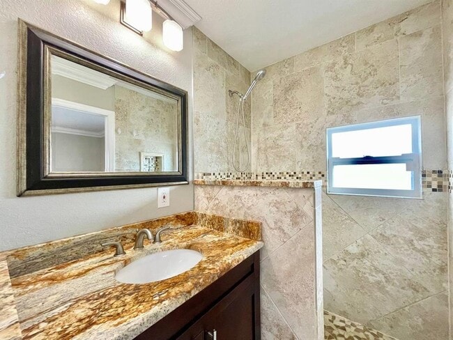 Building Photo - 909 N Excelda Ave