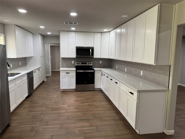 Building Photo - 1413 Forehand St
