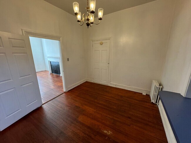 Building Photo - Old World Charm Second-Floor Apartment - Limted Time Offer