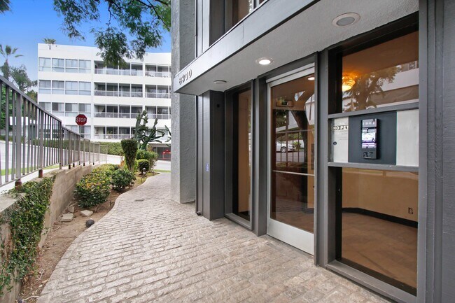 Building Photo - 8430 De Longpre