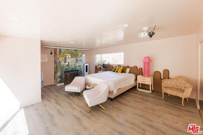 Building Photo - 6835 Pacific View Dr