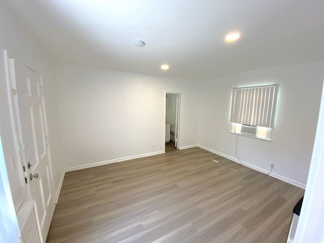 Interior Photo - 944 Tiverton Avenue