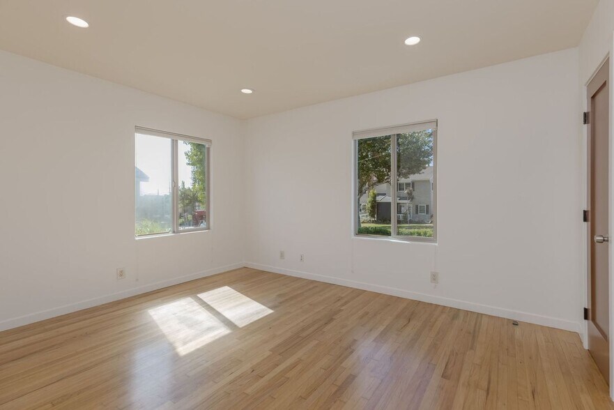 Building Photo - 709 Avenue D