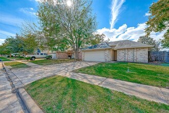 Building Photo - 16938 Enchanted Cir E