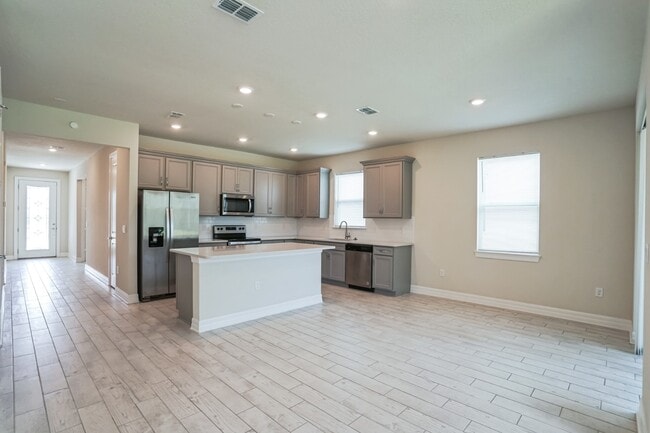 Building Photo - Charming 4-Bedroom Family Home in Serene S...