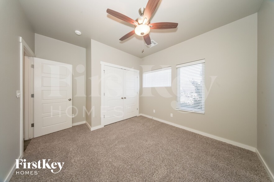 Building Photo - 2020 Sara Vista Dr