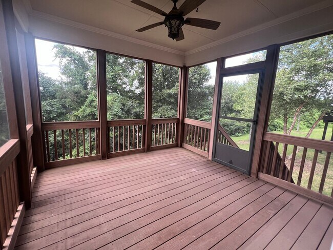 Building Photo - Home for Rent in the Desired Brookview Forest Subdivision