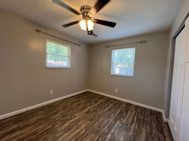 Building Photo - 2128 Virginia Dr