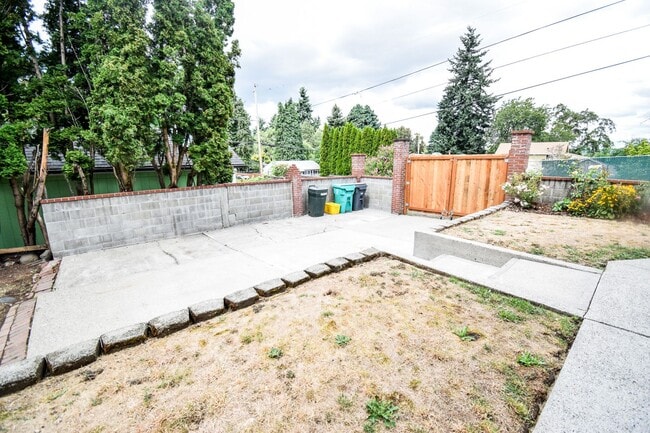 Building Photo - Beautiful 4 Bedroom 2 Bath Home in NE Port...