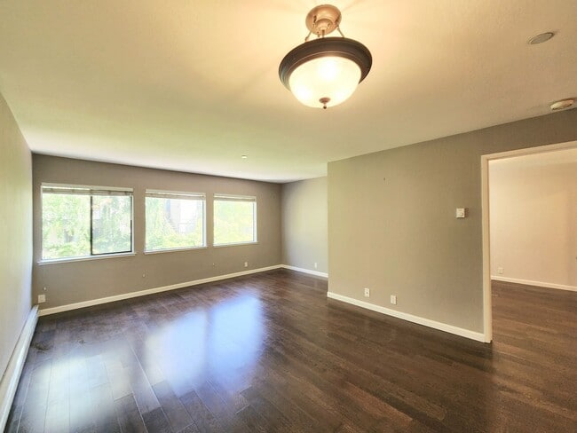 Building Photo - 2 bedroom 2 bath condo home in North San Mateo
