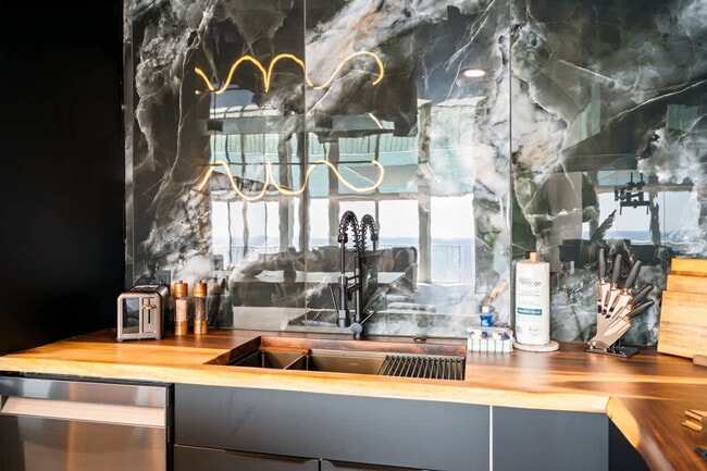 Building Photo - 8743 Thomas Dr