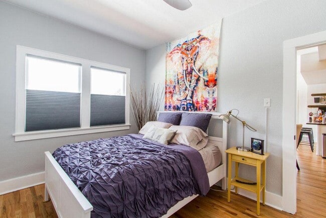 Building Photo - Beautifully updated condo minutes from dow...