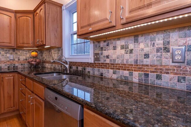 Building Photo - Bright, Spacious Home with Tons of Charm a...