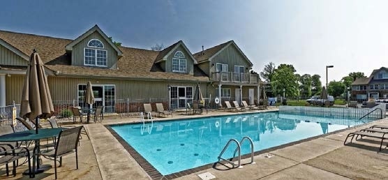 clubhouse-pool - 3001 E Chestnut Ave